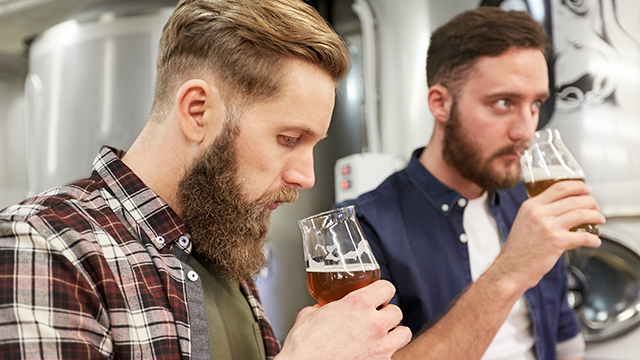 two_men_drinking_beer_tasting640_360.jpg